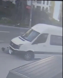 Servis minibüsünün kadına çarpıp, sürüklediği kaza kamerada