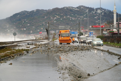Rize'de fırtına; dalgalar sahil yoluna ulaştı
