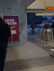 Adana’da metro turnikeleri önünde güvenlik görevlileri ve vatandaşlara saldırı anı kamerada