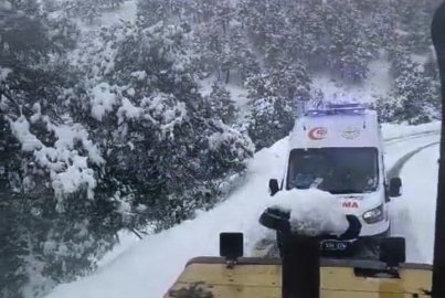 Kar nedeniyle kapanan yol, iş makinesiyle açılarak hastaneye ulaştırıldı