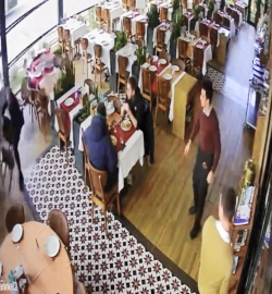 İstanbul - Esenyurt'ta müzisyen Cahit Berkay'ın kullandığı otomobil restorana girdi