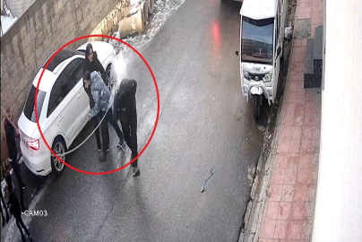 Kopan elektrik teli, üzerine düştüğü kişinin montunu yaktı; o anlar kamerada