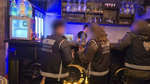 İzmir'in 9 ilçede operasyonlar; 3,5 ton taklit etiketli etil alkol ele geçirildi