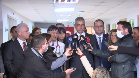 İstanbul - Sağlık Bakanı Memişoğlu, yeni yılın ilk bebeklerini ziyaret etti