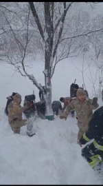 Çatak’ta çığ düşen evdeki kadın yaralı kurtarıldı; 20 ev tahliye edildi