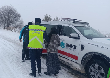 Kara saplanan ambulanstaki 2 diyaliz hastasını UMKE kurtardı