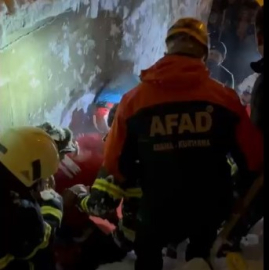 Bitlis’te seyir halindeki yakıt tankeri üzerine çığ düştü; sürücü sağ kurtarıldı (2)