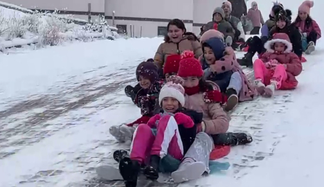 Artvin’de çocuklar karın keyfini çıkardılar
