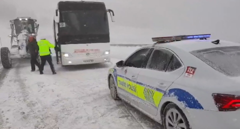 Erciyes’te tipi nedeniyle otobüste mahsur kalan 44 kişi kurtarıldı