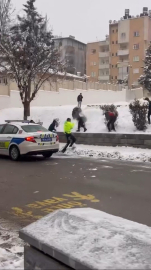 Siirt’te çocuklar ile trafik polisleri kar topu oynadı