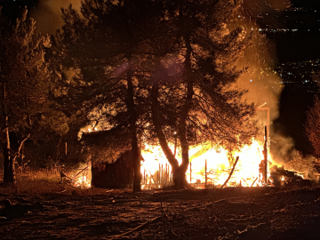Bursa'da ahşap ev yangın; 2 kişi dumandan etkilendi
