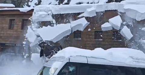 Çatıda biriken kar, iş makinesinin üzerine düştü