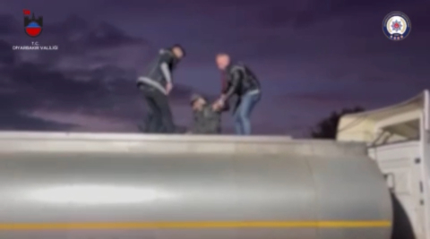 Atık tankerinde özel bölmelerde 32 kaçak göçmen yakalandı; 4 organizatör tutuklandı