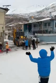 İş makinesinin önünü kesen çocuklar, kaydıkları alanın temizlenmemesini istedi