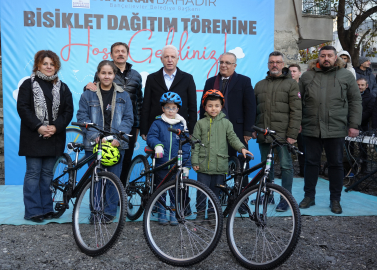 Bahçelievler’de 100 çocuğa bisiklet dağıtıldı