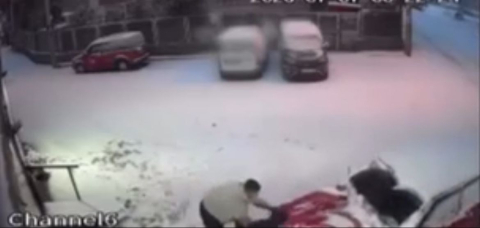 Karla kaplı yolda kayan otomobili durdurup, kazayı önlediler