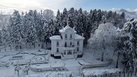 Atatürk Köşkü beyaza büründü; karın keyfini çocuklar çıkardı