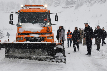 Doğu Karadeniz'de kar esareti; 1330 yerleşim yerinin yolu kapandı