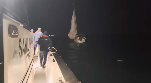 Çanakkale Boğazı'nda sürüklenen tekne kurtarıldı