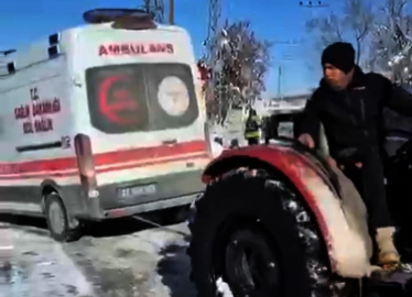Gaziantep’te kara saplanan ambulans traktörle çıkarıldı