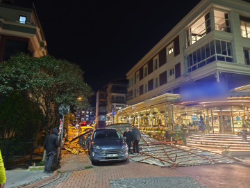 Samsun’da rüzgar çatıyı uçturdu; araçlar hasar gördü