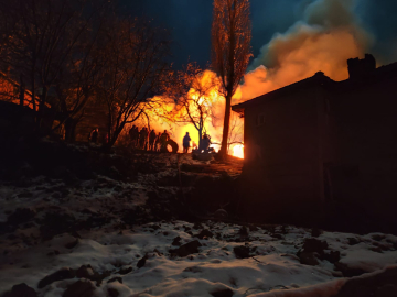 Samsun’da yangın; 2 ahşap ev kullanılamaz hale geldi