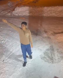 İş makinesi operatörü çocuğu kırmadı, evin önünü kardan temizleyip yolu açtı