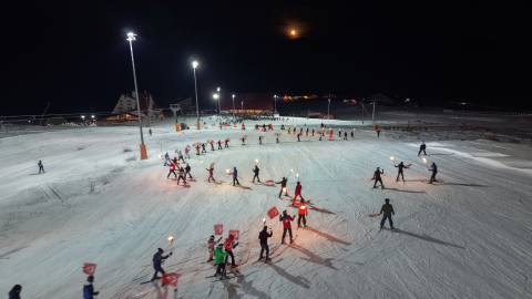 Yıldız Dağı'nda kayak sezonu meşalelerle açıldı