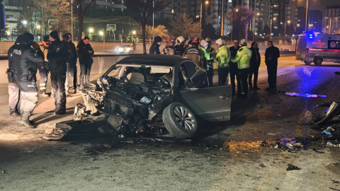 Ankara'da otomobil önce bariyere ardından da minibüse çarptı: 1 ölü, 2 yaralı