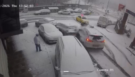 İstanbul - Kağıthane’de karlı yolda kayıp 5 araca çarptı; motokurye ölümden döndü taksici alkollü çıktı