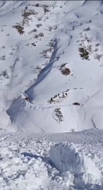 Çığın kapattığı kara yolunda mahsur kalan yolcular, köydeki taziye evinde misafir ediliyor