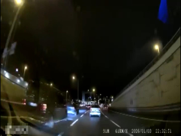 İstanbul - Şile Otoyolu'nda makas atan minibüsün kaza yaptığı anlar kamerada