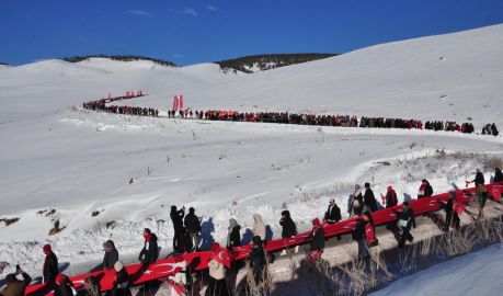Sıfırın altında 22 derecede Sarıkamış şehitleri için yürüdüler