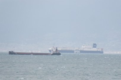 Yük gemileri, fırtına nedeniyle Edremit Körfezi'ne demirledi