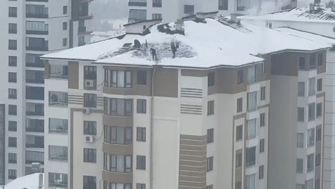 Elazığ’da 10 katlı binanın çatısında tehlikeli kar temizliği