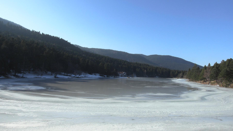 Gölcük Tabiat Parkı’ndaki göl buz tuttu