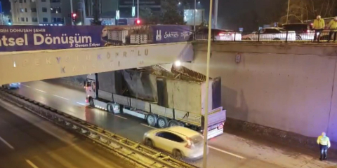 Beton blok taşıyan TIR, alt geçitte sıkıştı