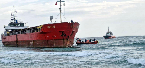 Karaya oturan kuru yük gemisini kurtarma çalışmaları sürüyor