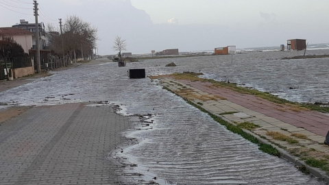 Saros Körfezi'nde kuvvetli lodos; işletmeler su altında kaldı