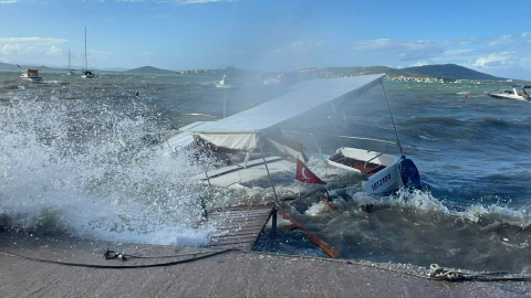 Balıkesir'de lodos etkili oldu; deniz taştı, 4 balıkçı teknesi battı (2)