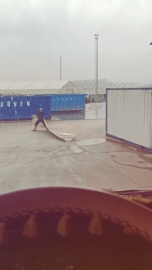 Çatıdan kopan yalıtım malzemesi caddeye düştü; o anlar kamerada (3)