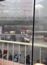 İstanbul - Fatih'te fırtınada inşaat iskelesi çöktü; çatıdan kopan kiremit parçaları aracın camını patlattı