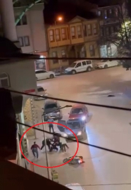 Tartıştığı ağabeyini sokak ortasında bıçakladı; o anlar kamerada