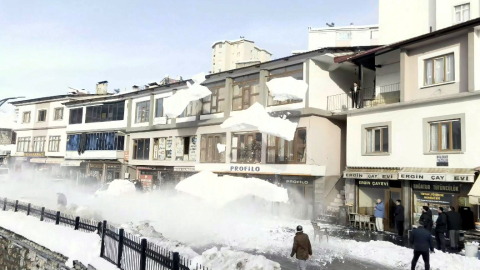 Ayşe'nin ölümü sonrası esnaf tedbir aldı; biriken kar kütleleri temizleniyor