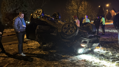 Kütahya’da aynı kavşakta yarım saat arayla 2 otomobil takla attı: 3 yaralı