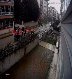 Evine 20 günde 400 sahte sipariş ile asılsız ihbar geldi; kapıda yan yana sıralanan motokuryeler kamerada