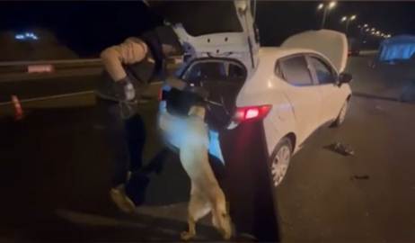 Kayseri'de otomobilin koltuk başlığına gözlenmiş uyuşturucu ele geçirildi; 4 gözaltı