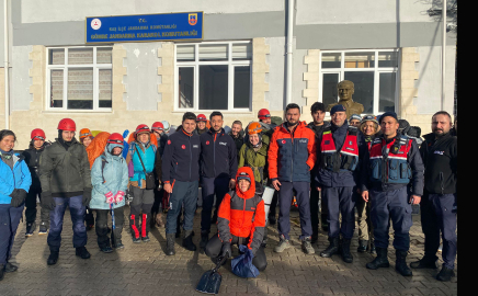 Kamp için çıktıkları dağda mahsur kalan 24 kişi kurtarıldı