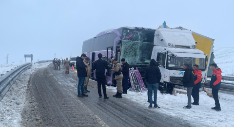 Yolcu otobüsü, kamyona çarptı; 9 yaralı