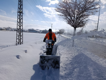 Van'da kar yağışı nedeniyle kapanan 278 yerleşim yerinin yolu açıldı (2)